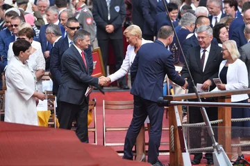 Prezydent Andrzej Duda z żoną Agatą Kornhauser-Dudą, premier Beata Szydło, marszałkowie Sejmu - Marek Kuchciński i Senatu - Stanisław Karczewski z żoną Elizą podczas mszy świętej na jasnogórskich błoniach. 