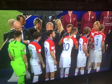 Władimir Putin pod parasolem 