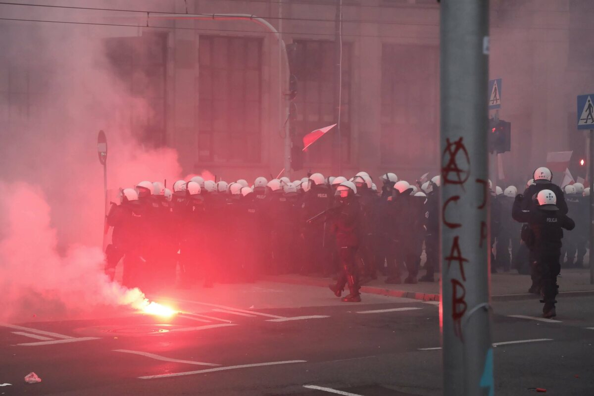 Starcia policji i uczestników Marszu Niepodległości na rondzie de Gaulle'a w Warszawie 
