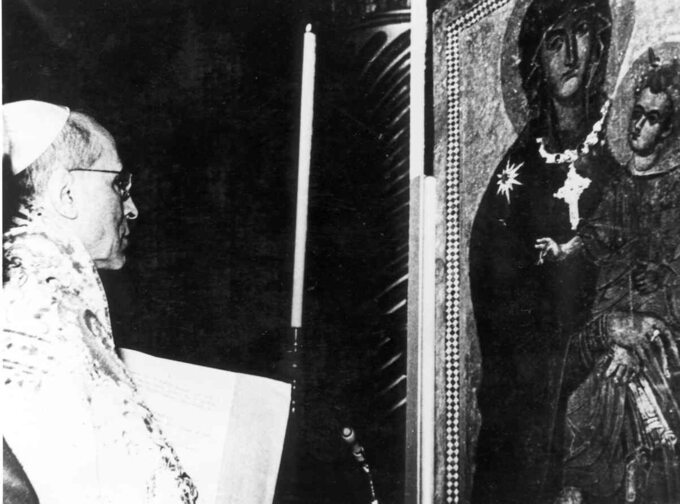 Pius XII podczas koronacji wizerunku Matki Boskiej Śnieżnej w Bazylice Matki Bożej Większej, 1954 r.