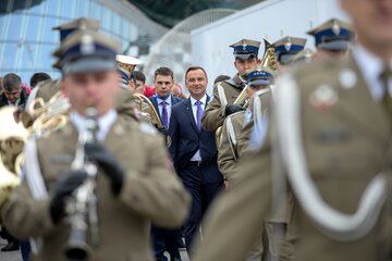 Prezydent RP Andrzej Duda podczas parady polskiej orkiestry wojskowej i orkiestry górniczej, w ramach Narodowego Dnia Polskiego na Astana EXPO 2017 
