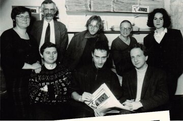 Członkowie redakcji Krakowskiego Tygodnika Miejskiego &bdquo;Naprzeciw&rdquo; (ukazywał się w&nbsp;latach 1994-97), kt&oacute;ry powstał z&nbsp;inicjatywy Władysława Tyrańskiego (stoi drugi od&nbsp;prawej).