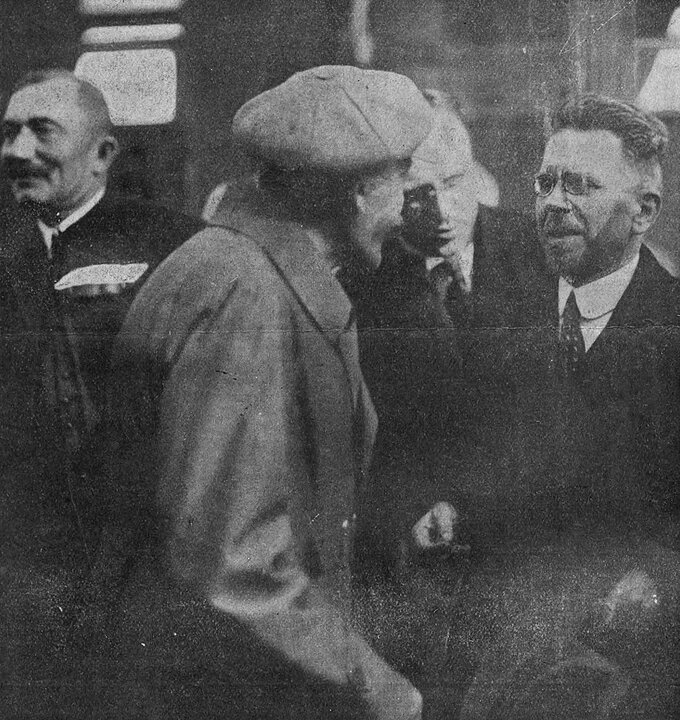 Wincenty Witos (z lewej strony) i Władysław Reymont (najbardziej po prawo). Wierzchosławice (1925)