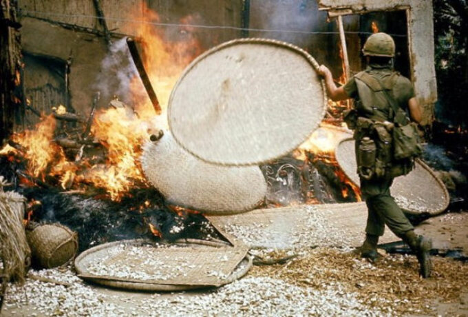 Żołnierz US Army palący zabudowania w My Lai..