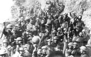 Amerykańscy żołnierze cieszący się na&nbsp;wieść o&nbsp;podpisaniu zawieszenia broni w&nbsp;Compi&egrave;gne, listopad 1918