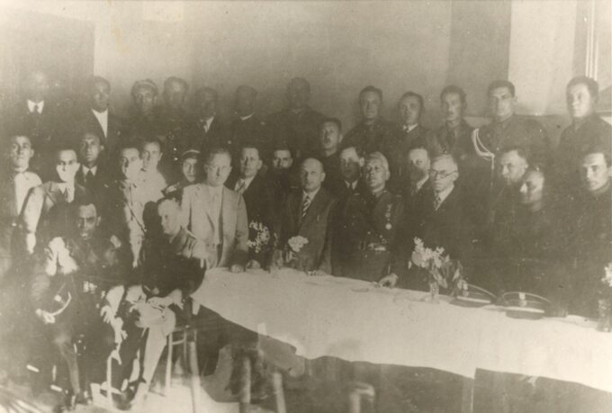 Iro Druks (pierwszy od lewej przy stole) w obecności Włodzimierza Ze’ewa Żabotyńskiego (działacza syjonistycznego), podczas jego obecności w Polsce w 1930