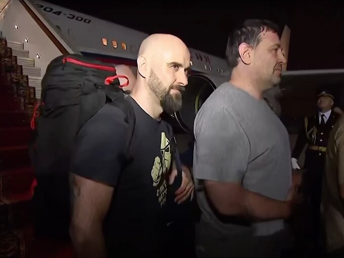 Paweł Rubcow (z lewej) na&nbsp;lotnisku w&nbsp;Rosji