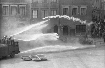 Warszawa. Stan wojenny. Obchody rocznicy uchwalenia Konstytucji 3&nbsp;maja 1791&nbsp;r. mają gwałtowny przebieg. Manifestacje uliczne gromadzą wielotysięczne tłumy. Interweniuje ZOMO (Zmotoryzowane Odwody Milicji Obywatelskiej).