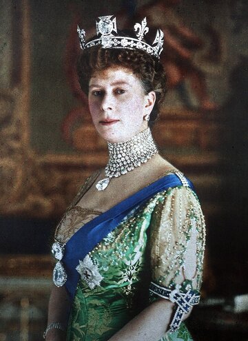 Kr&oacute;lowa Maria (prababka Karola III) nosząca brylanty Cullinan I&nbsp;i&nbsp;Cullinan II&nbsp;jako broszkę na&nbsp;piersi, Cullinan III&nbsp;jako wisiorek na&nbsp;Naszyjniku Koronacyjnym oraz&nbsp;Cullinan IV w&nbsp;podstawie jej korony, poniżej diamentu Koh-i-Noor