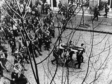 Grudzień 1970 w&nbsp;Gdyni: Ciało Zbyszka Godlewskiego niesione przez demonstrant&oacute;w