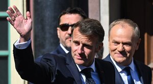 Miniatura: Komu Macron nie podaje ręki