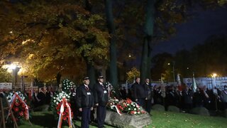 Warszawa, 19.10.2021. Wierni zgromadzeni przed grobem bł. ks. Jerzego Popiełuszki