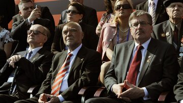 Wojciech Jaruzelski (L), były prezydent Chorwacji Stjepan Mesić (2L) i&nbsp;Bronisław Komorowski (3L) podczas uroczystości na&nbsp;Placu Czerwonym w&nbsp;Moskwie