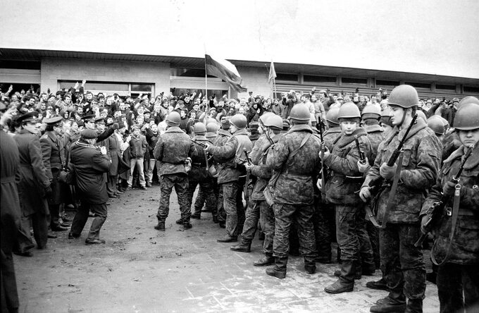Nieuzbrojeni cywile bronią Domu Prasowego przed żołnierzami sowieckimi. Styczeń 1991