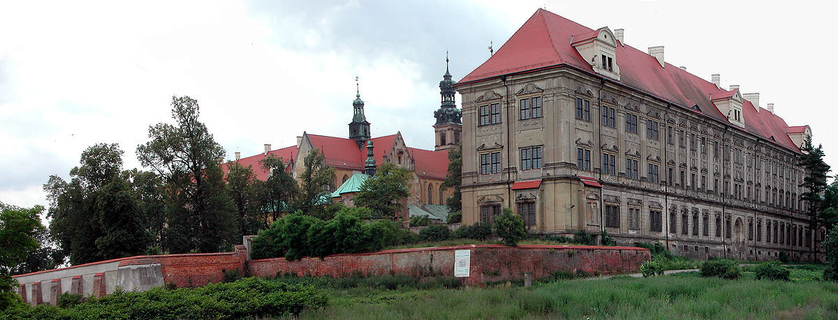 Jest to drugi największy zespół klasztorny na świecie i znajduje się w Polsce w: