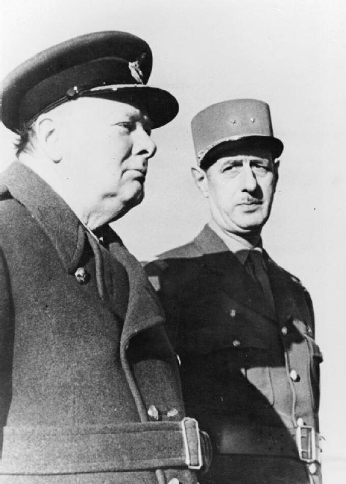Winston Churchill i Charles de Gaulle w 1944 roku podczas inspekcji armii francuskiej w Marrakeszu.