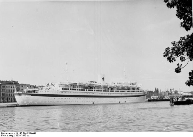 Wilhelm Gustloff w porcie w Szczecinie jako okręt szpitalny.