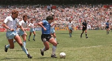 Diego Maradona podczas meczu z&nbsp;Anglią na&nbsp;Mundialu w&nbsp;1986 roku strzela gol nazwany "golem stulecia"