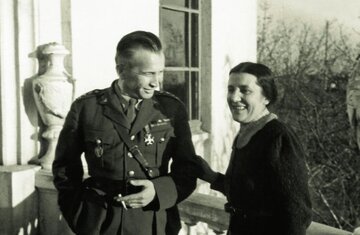 Płk Leopold Okulicki i&nbsp;Bronisława Wysłouchowa ps. Bronka, jego łączniczka z&nbsp;okresu konspiracji we&nbsp;Lwowie, Buzułuk 1941