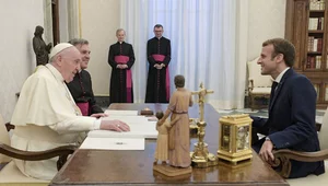 Miniatura: Prezent Macrona dla papieża wywołał...