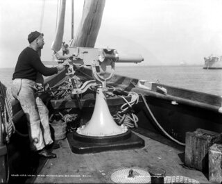 Maxim na&nbsp;pokładzie U.S.S. Vixen. Zdjęcie zrobione pomiędzy 1898 a&nbsp;1901 rokiem.