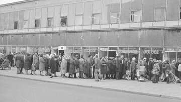 Kolejka przed sklepem w&nbsp;PRL. Ok. 1981 rok