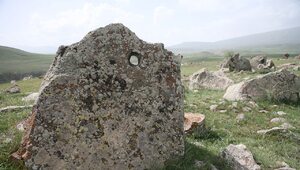 Miniatura: Zorac Karer. Megalityczne śpiewające kamienie