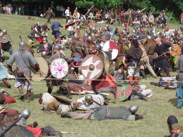 Rekonstrukcja bitwy wiking&oacute;w na&nbsp;festiwalu historycznym w&nbsp;Danii