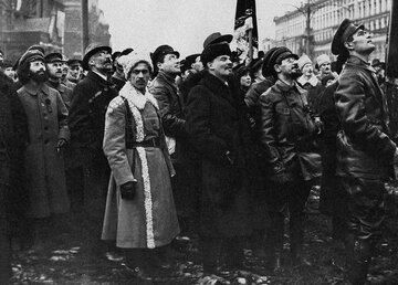 Lenin i&nbsp;Jakow Swierdłow podczas odsłonięcia pomnika Marksa i&nbsp;Engelsa na&nbsp;placu Czerwonym, 1918&nbsp;r.
