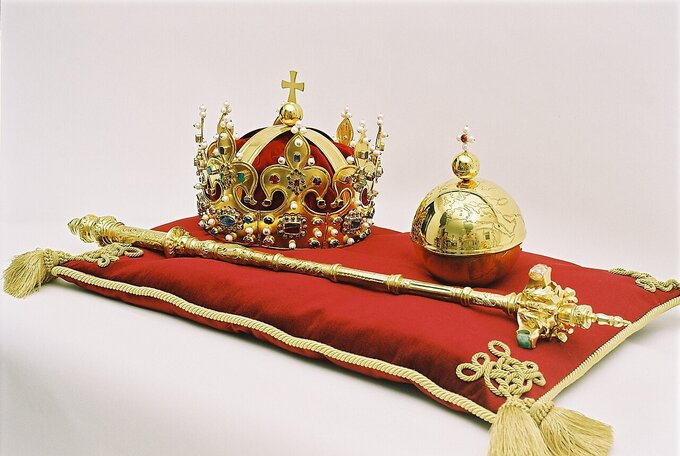 Repliki polskich insygni&oacute;w koronacyjnych wykonane w&nbsp;latach 2001&ndash;2003 w&nbsp;Nowym Sączu przez zesp&oacute;ł złotnik&oacute;w pod&nbsp;kierownictwem antykwariusza Adama Orzechowskiego