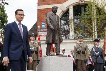Mateusz Morawiecki pod pomnikiem Lecha Kaczyńskiego w Szczecinie 