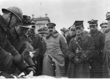 Wręczenie sztandar&oacute;w 1&nbsp;i&nbsp;6 Pułkowi Piechoty Legion&oacute;w przez marszałka J&oacute;zefa Piłsudskiego; Wilno, 1&nbsp;listopada 1922