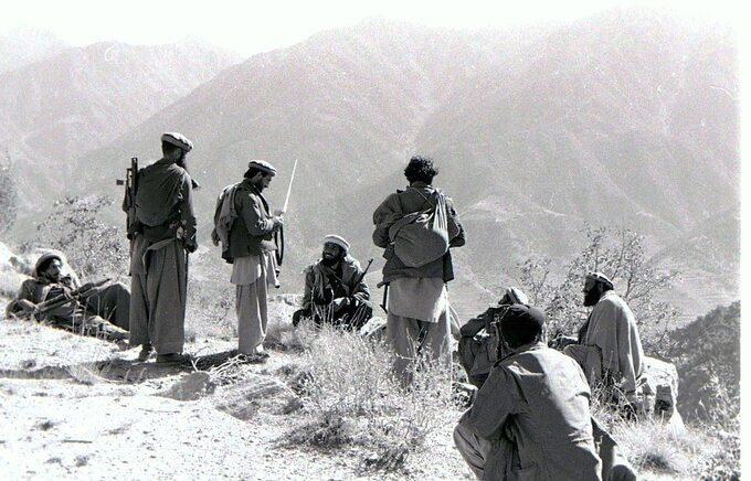 Mudżahedini przygotowują się do ataku, prowincja Kunar, 1987 r.