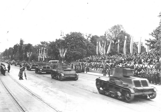 Defilada czołgów 7 TP w Alejach Ujazdowskich. Warszawa, 1939 r.