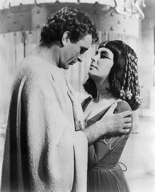 Richard Burton jako Marek Antoniusz z Elizabeth Taylor jako Kleopatra w filmie "Kleopatra"