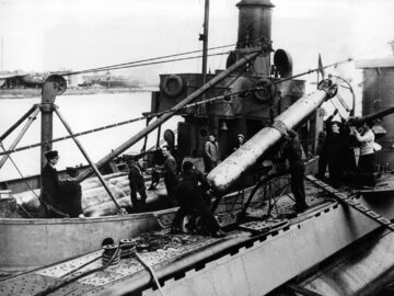 Załadunek torped na&nbsp;pokład ORP &bdquo;Sok&oacute;ł&rdquo;, 1943&nbsp;r.