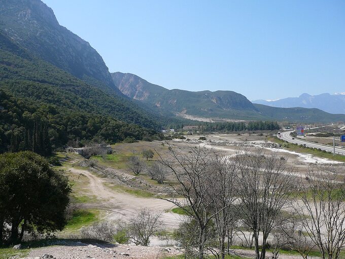 Miejsce bitwy pod Termopilami. Góra Kallidromon po lewej. Szeroka równina utworzona została przez nagromadzenie osadów rzecznych na przestrzeni wieków. Widoczna po prawej droga to mniej więcej miejsce, gdzie w 480 roku p.n.e. znajdowało się wybrzeże.