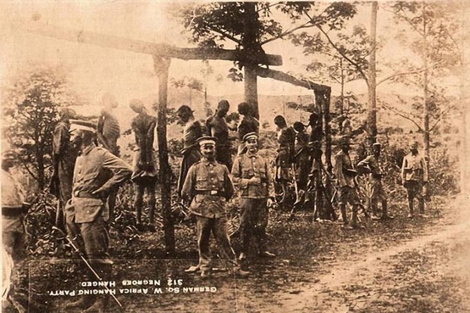 Niemieccy żołnierze fotografują się na tle powieszonych Afrykanów. Namibia, ok. 1904 rok