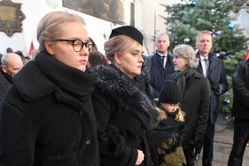 Gdańsk. Żona zmarłego prezydenta Gdańska - Magdalena Adamowicz z córkami 