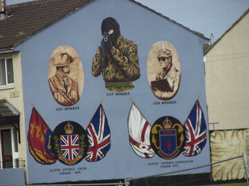 Mural w&nbsp;Belfaście przedstawiający protestanckich bojownik&oacute;w