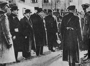 Stefan Starzyński (czwarty z&nbsp;lewej) przed podpisaniem aktu kapitulacji Warszawy, 28 września 1939