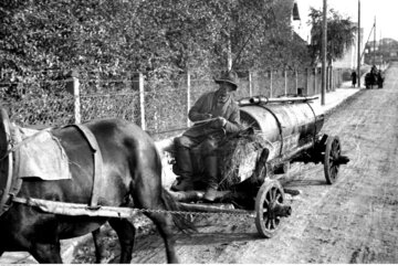 Furmanka chłopska rozwożąca ropę w&nbsp;beczkach w&nbsp;Borysławiu, październik 1932&nbsp;r.