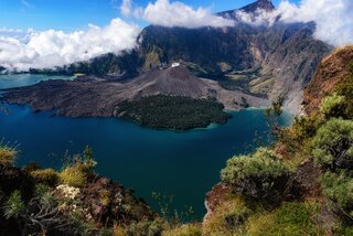 Widok na&nbsp;wulkan Samalas wraz z&nbsp;wulkanem Rinjani