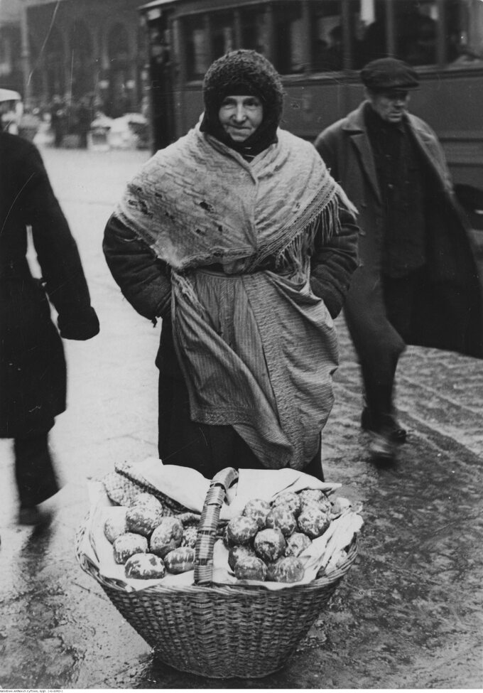 Kobieta sprzedająca pączki na pl. Żelaznej Bramy, Warszawa, 1934 rok