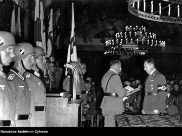 Hans Frank wręcza Albertowi Forsterowi rękopis Jana Długosza "Banderia Prutenorum" zabrany z&nbsp;Archiwum Kapitulnego na&nbsp;Wawelu