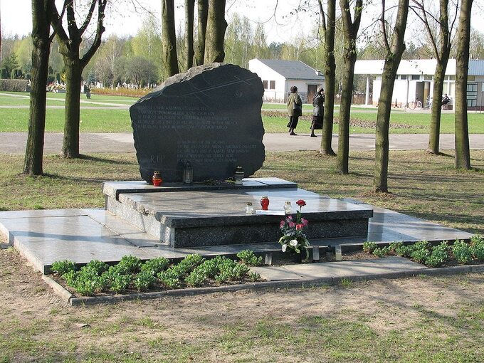 Zbiorowa mogiła ofiar katastrofy lotniczej w Lesie Kabackim na cmentarzu Komunalnym Północnym w Warszawie