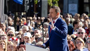 Miniatura: Trzaskowski z flagą Nawrockiego na wiecu....