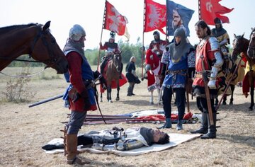 Kadr z&nbsp;serialu "Korona kr&oacute;l&oacute;w. Jagiellonowie". Ciało Ulricha von Jungingena złożone przed Władysławem Jagiełłą po&nbsp;bitwie pod&nbsp;Grunwaldem