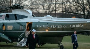 Miniatura: Nagła zmiana planów. Trump powstrzymany "w...