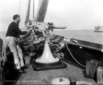 Maxim na&nbsp;pokładzie U.S.S. Vixen. Zdjęcie zrobione pomiędzy 1898 a&nbsp;1901 rokiem.